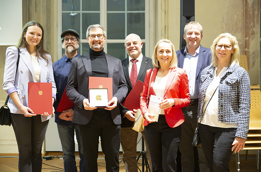 Freuten sich über die Denkmalschutzmedaille für das gemeinsame Projekt (v.l.): Larissa Schneiderbauer (Universität Innsbruck), Markus Gantner (Universität Innsbruck), Anton Süss (IÖO), Werner Gächter (Universität Innsbruck), Regina Ahlgrimm-Siess (VO / BDA Freuten sich über die Denkmalschutzmedaille für das gemeinsame Projekt (v.l.): Larissa Schneiderbauer (Universität Innsbruck), Markus Gantner (Universität Innsbruck), Anton Süss (IÖO), Werner Gächter (Universität Innsbruck), Regina Ahlgrimm-Siess (VO
