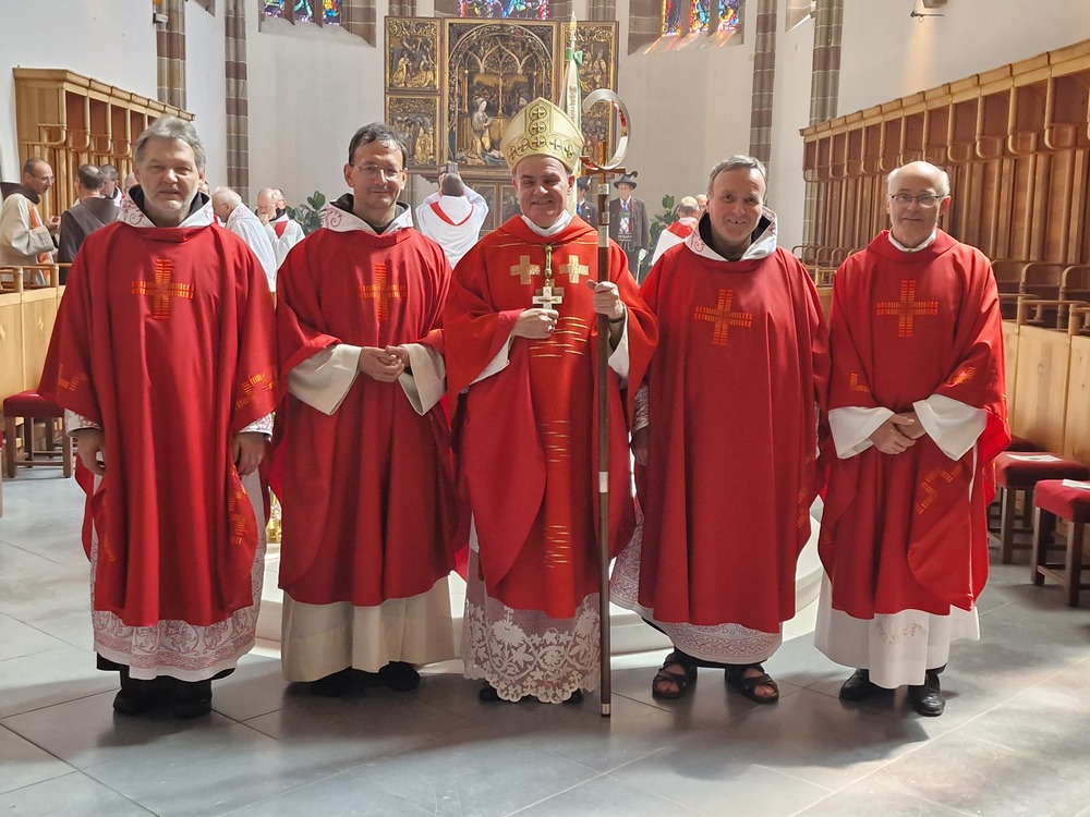 Provinzial Fritz Wenigwieser, Neupriester P. Moritz Windegger, Diözesanbischof Ivo Muser, Guardian P. Reinald Romaner und Dekan Bernhard Holzer (v.l.n.r.)