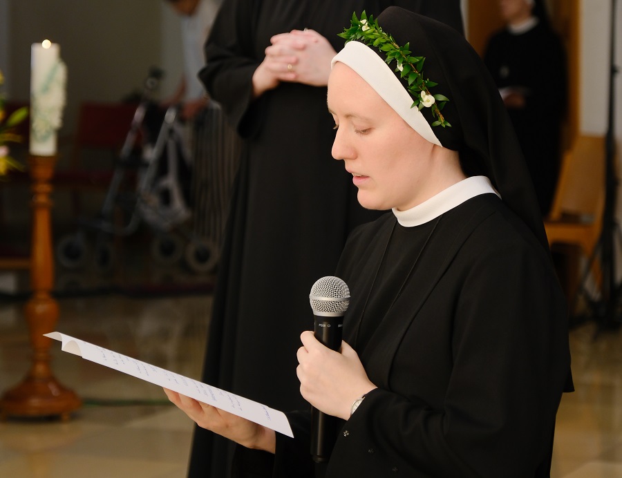 Mit der Ewigen Profess band sich Sr. Raphaela Hönegger auf Lebenszeit an die Ordensgemeinschaft der Borromäerinnen. / Gerhard Hönegger Mit der Ewigen Profess band sich Sr. Raphaela Hönegger auf Lebenszeit an die Ordensgemeinschaft der Borromäerinnen.