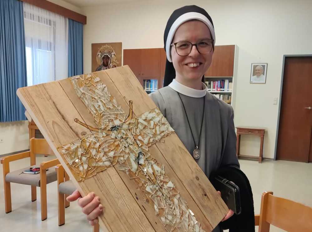 Sr. Edith Mittendorfer mit dem Kreuz im Tageshospiz Aumannplatz / CS Sr. Edith Mittendorfer mit dem Kreuz im Tageshospiz Aumannplatz