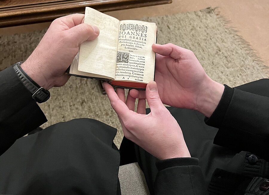 Das Buch beschreibt Leben und Wunder des Gründers des Klosters, des Hl. Adalbero und seiner heiligen Freunde Bischof Altmann von Passau und Erzbischof Gebhard von Salzburg. / Stift Lambach Das Buch beschreibt Leben und Wunder des Gründers des Klosters, des Hl. Adalbero und seiner heiligen Freunde Bischof Altmann von Passau und Erzbischof Gebhard von Salzburg.