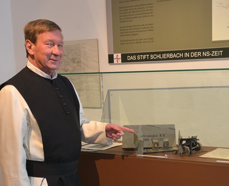 Im Jahre 2013 jährt sich der Einmarsch Hitlers in Österreich zum 75. Mal. Zu diesem Anlass zeigt das Stift Schlierbach eine Sonderausstellung,die die Widrigkeiten und Einschränkungen aufzeigt,denen das Kloster und die Mitbrüder während der NS-Zeit au