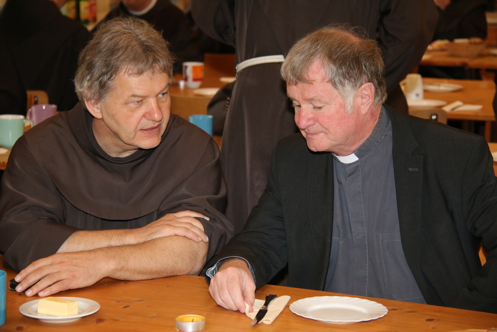 Provinzialminister P. Fritz Wenigwieser ofm (l.) und Diözesanbischof Manfred Scheuer in Pupping