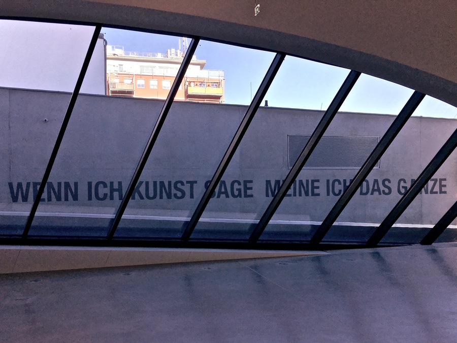 Leo Zogmayer, Wenn ich Kunst sage, meine ich das Ganze, 2019, Textintervention Landesgalerie Niederösterreich, Krems / Foto: Atelier Leo Zogmayer
