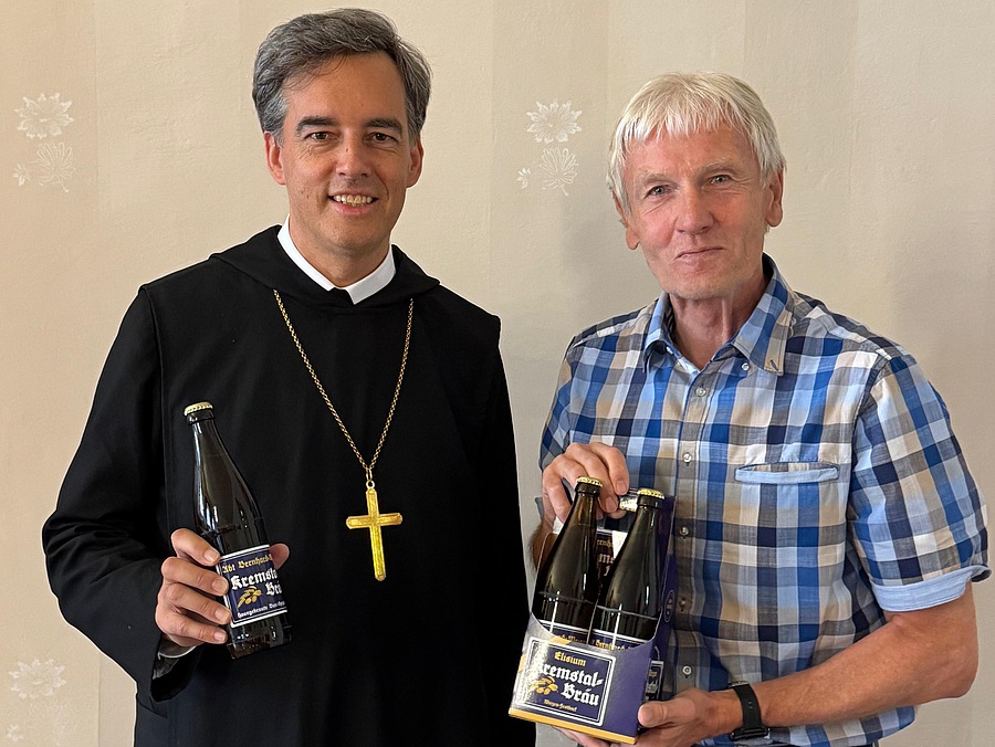 Karlheinz Meidinger überreichte Abt Bernhard Eckerstorfer acht Flaschen seines eigenen Biers.