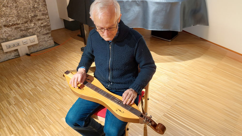 P. Werner Hebeisen und der Dulcimer / ÖOK/rs P. Werner Hebeisen und der Dulcimer