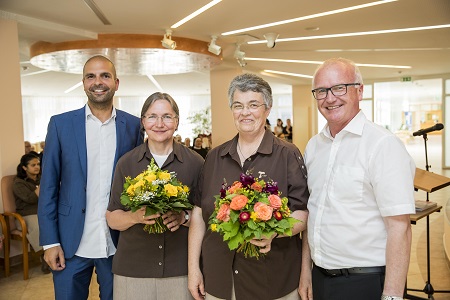 Caritas_Kahlsperg / www.neumayr.cc, Neumayr/Leo Die Schwestern übergeben Seniorenresidenz Schloss Kahlsperg an Caritas Salzburg und Casa Leben Foto: Neumayr/Leo 10.07.2017 Markus Platzer, Benedicta Lienbacher, Emanuela Resch, Johannes Dines,