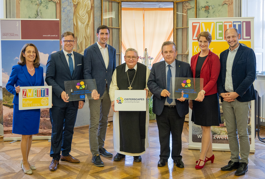 Feierten die Verleihung des Europäischen Kulturerbe-Siegels (v.l.n.r): Stadträtin Anne Blauensteiner, Bezirkshauptmann Markus Peham, EU-Abgeordneter Alexander Bernhuber, Abt Johannes Maria Szypulski, Bürgermeister Franz Mold, Stadtarchivarin Elisabet
