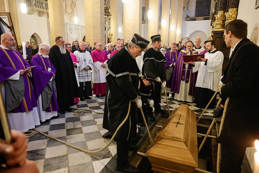 Abt Alfred Eichmann übernahm die Beisetzung in der Äbtegruft der renovierten Stiftskirche in St. Lambrecht. / Sonntagsblatt/Gerd Neuhold, Gerd Neuhold Abt Alfred Eichmann übernahm die Beisetzung in der Äbtegruft der renovierten Stiftskirche in St. Lambrecht.
