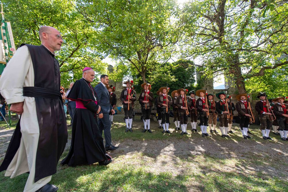 Pater Kosmas, Bischof Ivo Muser und Bürgermeister Peter Gasser beim landesüblichen Empfang mit dem Schützenbezirk Brixen und der Bürgerkapelle Klausen / Diözese Bozen-Brixen / Thomas Ohnewein Pater Kosmas, Bischof Ivo Muser und Bürgermeister Peter Gasser beim landesüblichen Empfang mit dem Schützenbezirk Brixen und der Bürgerkapelle Klausen