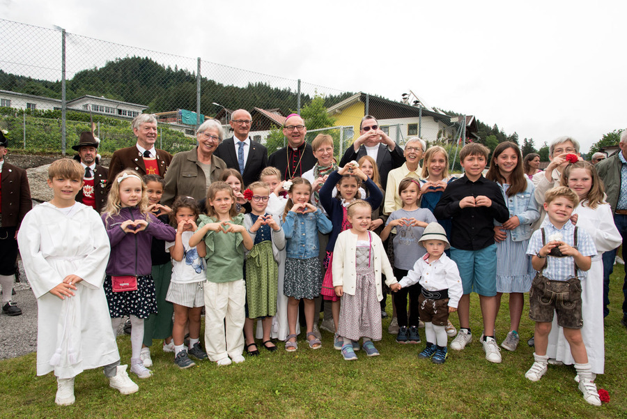 Bürgermeister Josef Schindl, Sr. Johanna Götsch, Landeshauptmann Anton Mattle, Diözesanbischof Hermann Glettler, Sr. Martina Nießner, Pfarrer Jörg Schlechl, Sr. Veronika Kreuzberger und Sr. Maria Maxwald (v.l.) feierten gemeinsam das Dreifach-Jubiläu / Dietmar Heidenkummer Bürgermeister Josef Schindl, Sr. Johanna Götsch, Landeshauptmann Anton Mattle, Diözesanbischof Hermann Glettler, Sr. Martina Nießner, Pfarrer Jörg Schlechl, Sr. Veronika Kreuzberger und Sr. Maria Maxwald (v.l.) feierten gemeinsam das Dreifach-Jubiläu