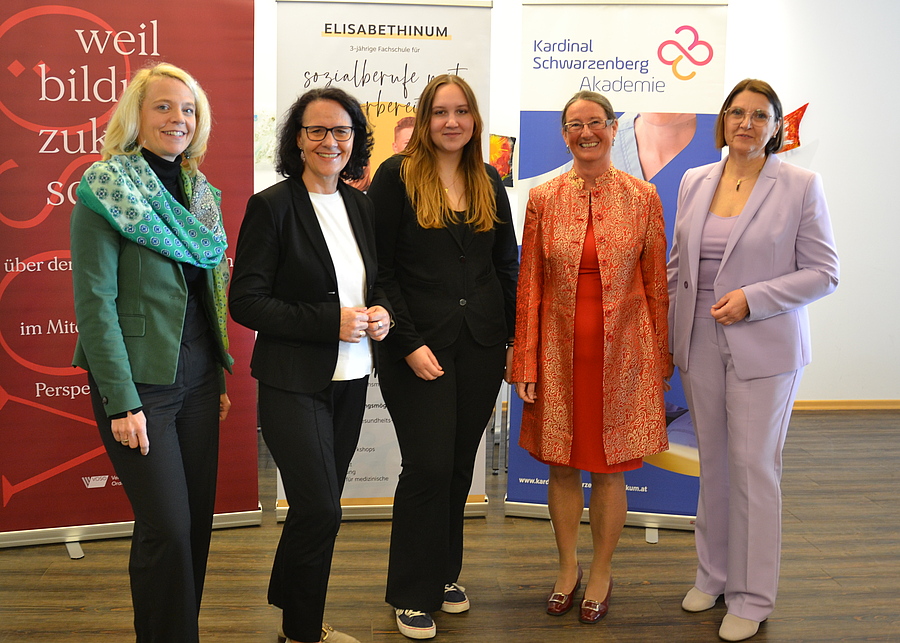 Freuen sich über die Kooperation (v.l.): VOSÖ-Geschäftsführerin Martha Mikulka, Landesrätin Daniela Gutschi, Schülerin Jasmin Fassolder, Elisabethinum-Direktorin Christina Röck und KSA-Direktorin Agnes Wimmer.