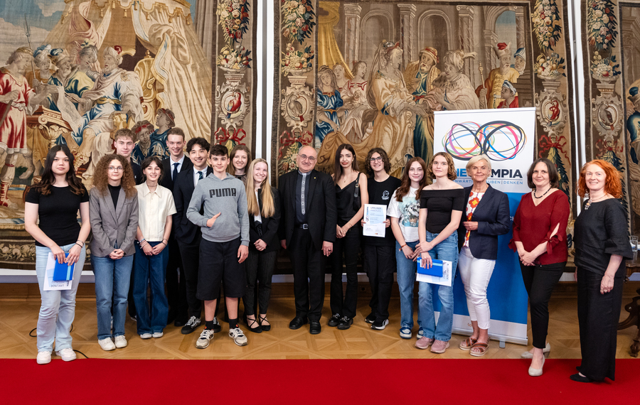 Die Sieger:innen und Finalist:innen von THEOLYMPIA 2024 mit Bischof Wilhelm Krautwaschl, Schulamtsleiterin Andrea Pinz sowie den Organisatorinnen des Abends, Marie-Theres Igrec und Jutta Prohaska.