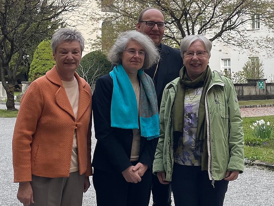 Freuten sich über den Austausch mit Sr. Nathalie Becquart (2.v.l.): Angelika Ritter-Grepl, Vorsitzende der Katholischen Frauenbewegung Österreichs, Bischof Hermann Glettler und Sr. M. Judit Nötstaller, stellvertretende Vorsitzende der Ordenskonferenz