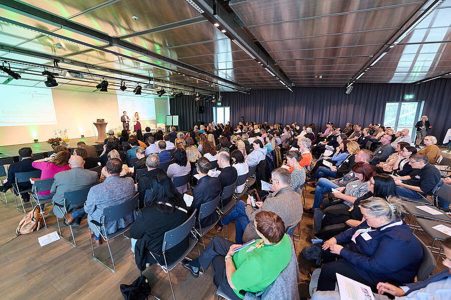 Rund 200 Teilnehmer:innen ließen sich beim Symposium der Elisabethinen inspirieren. / die elisabethinen linz-wien/Martin Wiesler Rund 200 Teilnehmer:innen ließen sich beim Symposium der Elisabethinen inspirieren.