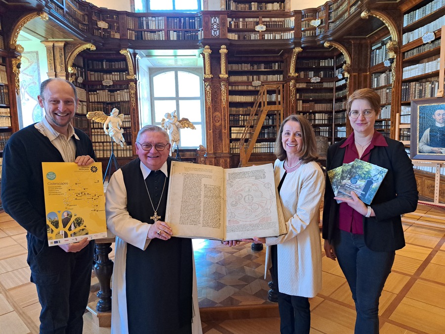 Freuen sich im Stift Zwettl über die Auszeichnung mit dem Europäischen Kulturerbe-Siegel: Stiftsarchivar Andreas Gamerith, Abt Johannes Maria Szypulski, Tourismusstadträtin Anne Blauensteiner und die Zwettler Stadtarchivarin Elisabeth Moll (v.l.). / Stift Zwettl Freuen sich im Stift Zwettl über die Auszeichnung mit dem Europäischen Kulturerbe-Siegel: Stiftsarchivar Andreas Gamerith, Abt Johannes Maria Szypulski, Tourismusstadträtin Anne Blauensteiner und die Zwettler Stadtarchivarin Elisabeth Moll (v.l.).