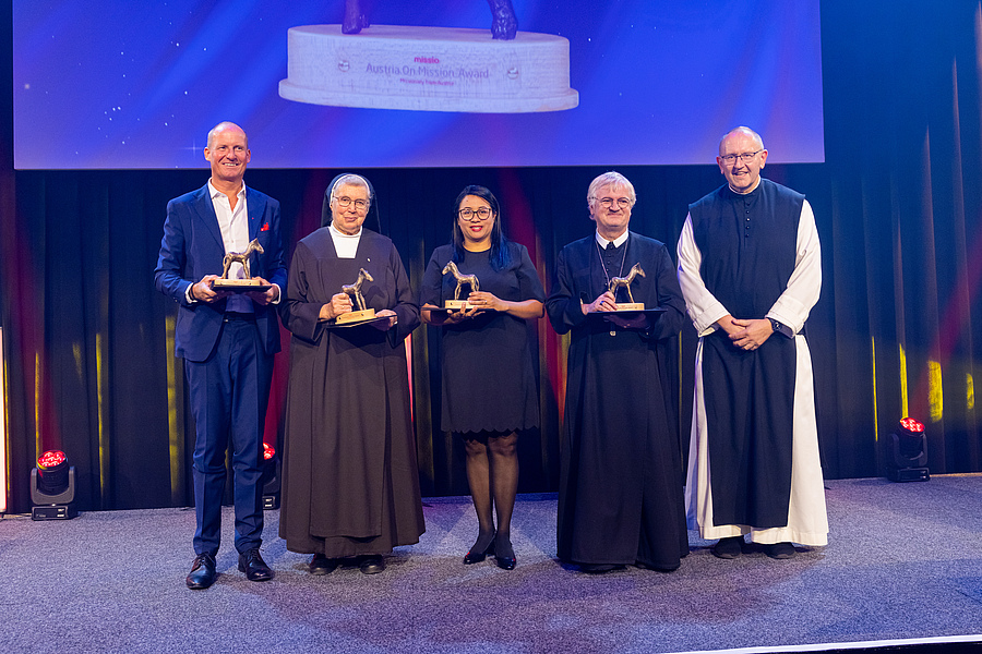 Georg Mayr-Melnhof, Sr. Elisabeth Brunmayr, Taratra Rakotomamonjy und Abt Gerhard Hafner wurden am 7. November  2024 mit dem Bronzeesel „EMIL“ geehrt. Missio-Nationaldirektor P. Karl Wallner gratulierte herzlich.