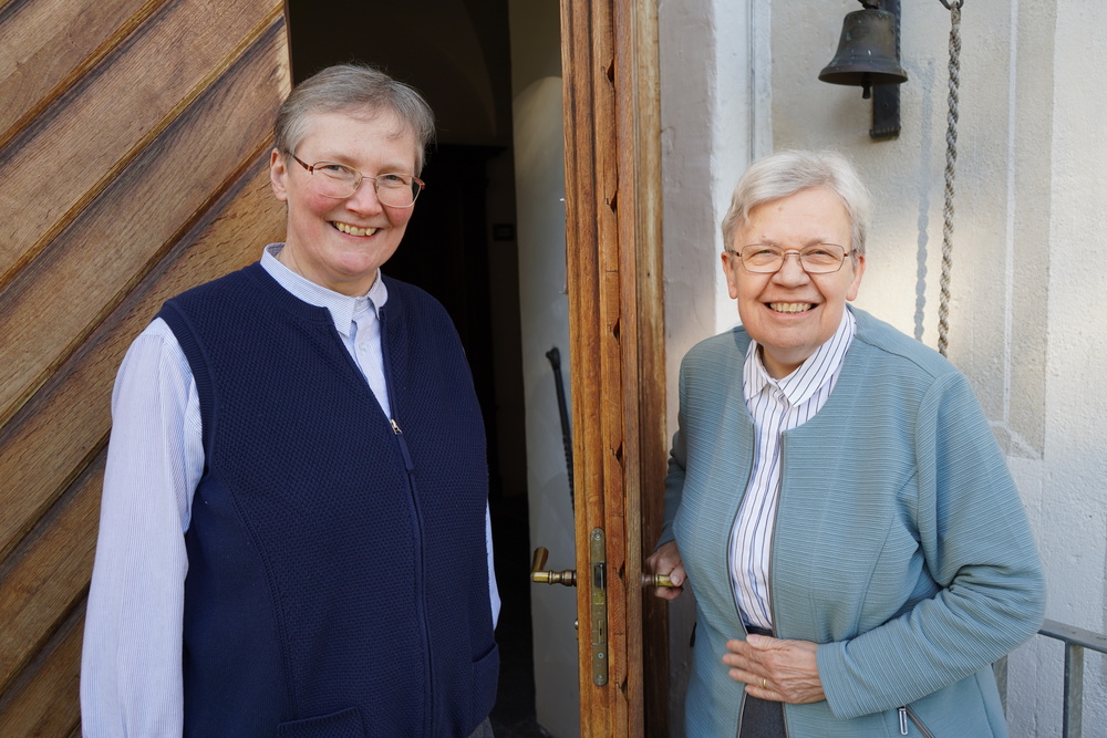 Sr. Marion Schiele FSO (rechts) mit ihrer Vorgängerin Sr. Margarete Binder FSO                      