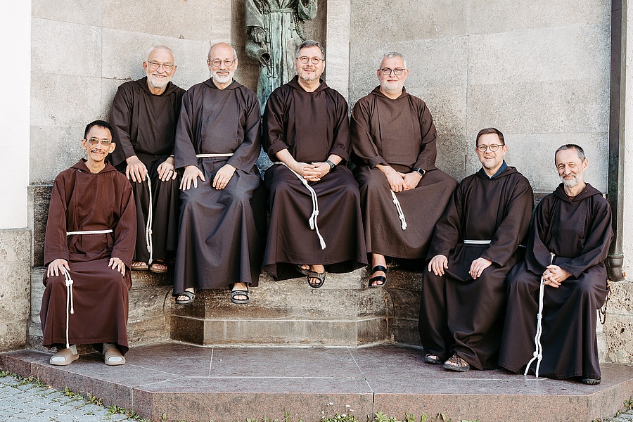 Der Provinzial mit seinem Provinzrat (v.l.): Br. William Chang (Generalrat), Br. Paulus Terwitte, Br. Marinus Parzinger, Br. Helmut Rakowski (Provinzial), Br. Bernd Beermann, Br. Thomas Schied (Provinzvikar), Br. Marek Miszczynski (Generalrat).