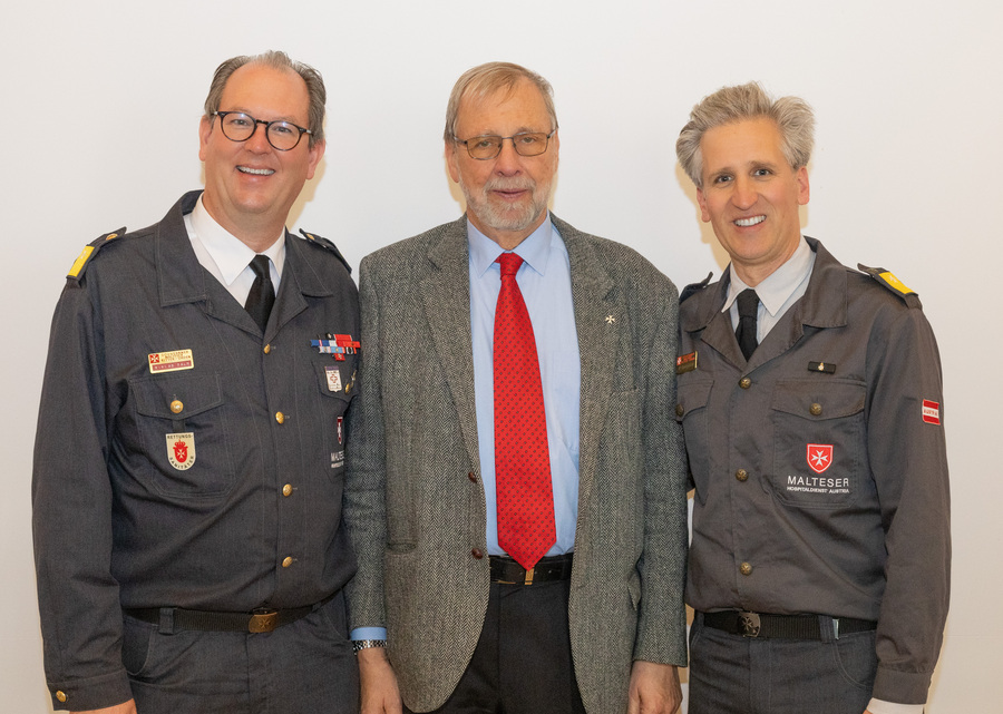 Der bisherige Kommandant des Malteser Hospitaldienstes Austria, Niklas Salm-Reifferscheidt-Raitz, mit dem Großprior des Malteserordens in Österreich, Fra‘ Gottfried Kühnelt-Leddihn und dem neuen Kommandanten, Johann-Philipp Spiegelfeld (v.l.). / Souveräner Malteser-Ritter-Orden – Christian Holzinger Der bisherige Kommandant des Malteser Hospitaldienstes Austria, Niklas Salm-Reifferscheidt-Raitz, mit dem Großprior des Malteserordens in Österreich, Fra‘ Gottfried Kühnelt-Leddihn und dem neuen Kommandanten, Johann-Philipp Spiegelfeld (v.l.).
