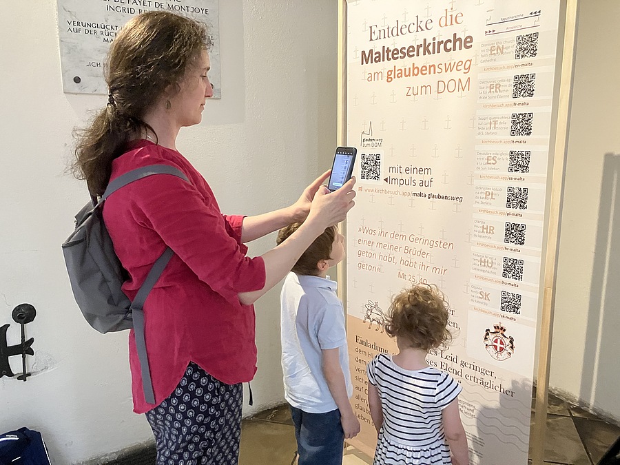 In den Kirchen entlang des Pilgerwegs durch die Wiener Innenstadt, wie beispielsweise in der Malteserkirche, finden sich Info-Tafeln mit QR-Codes, die zu Video-Impulsen in neun verschiedenen Sprachen führen.