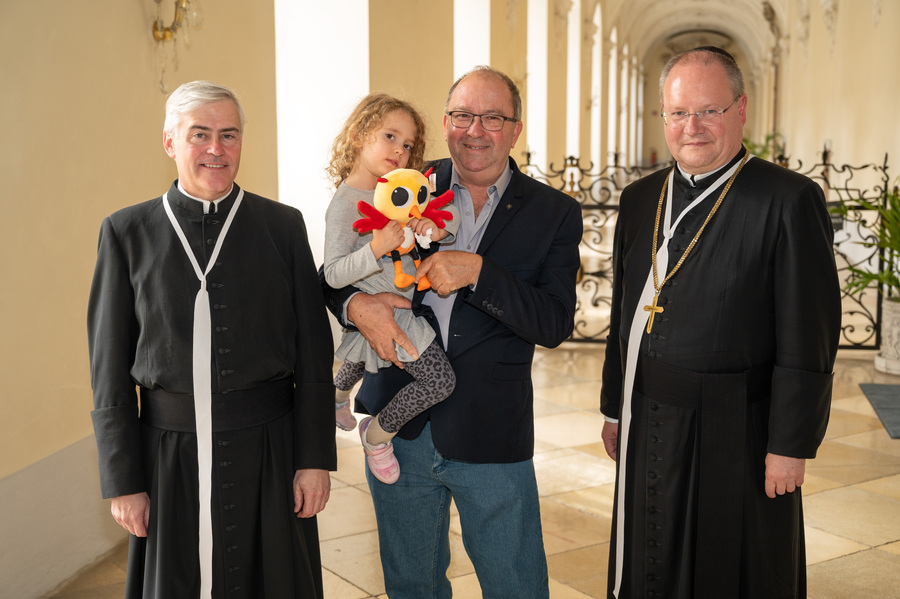 Propst Anton Höslinger (re.) empfing im Stift Klosterneuburg Angehörige einer österreichisch-israelischen Hamas-Geisel. / Stift Klosterneuburg/W. Hanzmann Propst Anton Höslinger (re.) empfing im Stift Klosterneuburg Angehörige einer österreichisch-israelischen Hamas-Geisel.