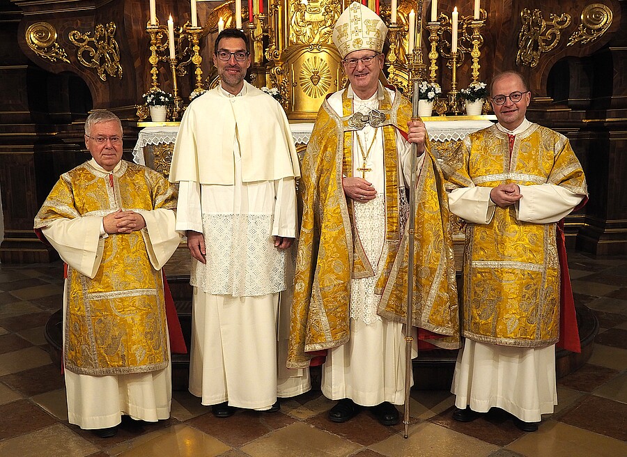 fr. David Haudum (2.v.l.) wurde am 2. Februar 2025 im Stift Schlägl von Abt Lukas Dikany (3.v.l.) eingekleidet.