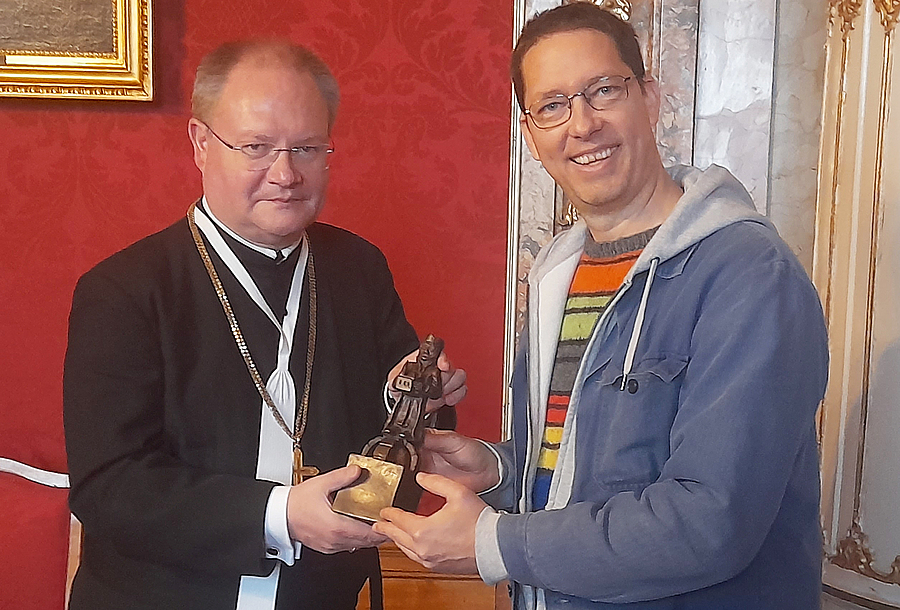 Markus Redl übergab die neue Statuette des Hl. Leopold an Propst Anton Höslinger. / Stift Klosterneuburg Markus Redl übergab die neue Statuette des Hl. Leopold an Propst Anton Höslinger.