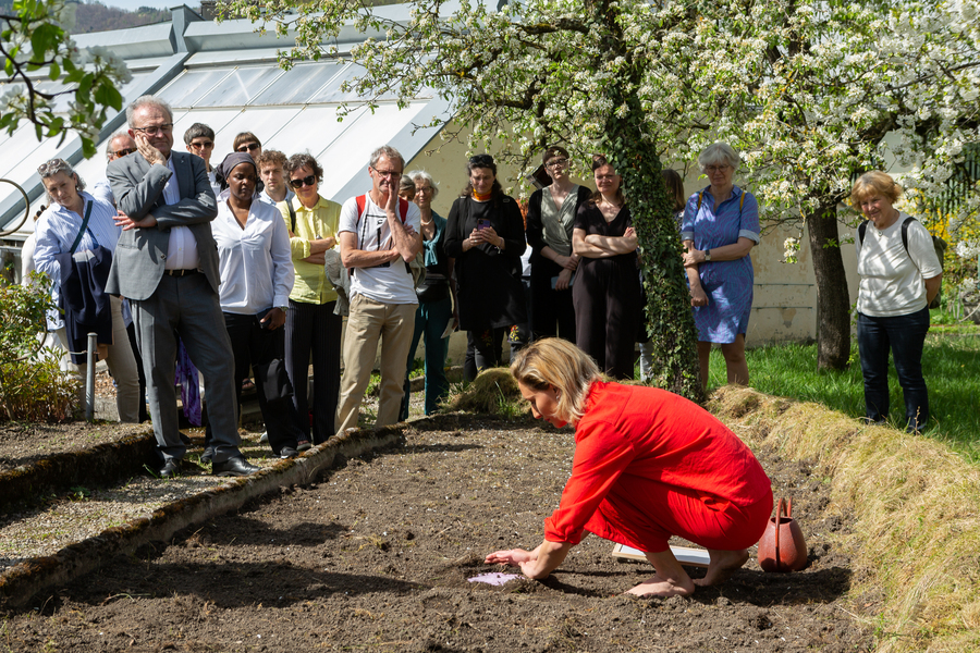 Smirna Kulenović präsentierte im Klostergarten ihre künstlerische Arbeit. / Foto: Michael Wittig, Projekt: @avantgard_en Smirna Kulenović präsentierte im Klostergarten ihre künstlerische Arbeit.