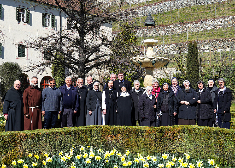 20 Vertreter:innen der Südtiroler Ordensgemeinschaften trafen sich im Kloster Neustift zur Frühjahrstagung.