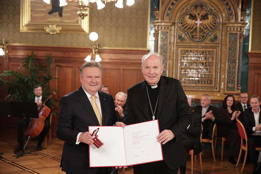 Kardinal Christoph Schönborn bekam am 11. November 2024 die Ehrenbürgerwürde der Stadt Wien verliehen.