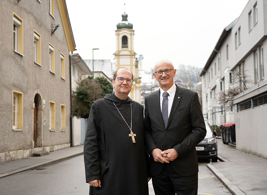 Landeshauptmann Anton Mattle gratulierte im Rahmen des vorweihnachtlichen Treffens Abtpräses Jeremias Schröder zum 60. Geburtstag. / Land Tirol/Neuner Landeshauptmann Anton Mattle gratulierte im Rahmen des vorweihnachtlichen Treffens Abtpräses Jeremias Schröder zum 60. Geburtstag.