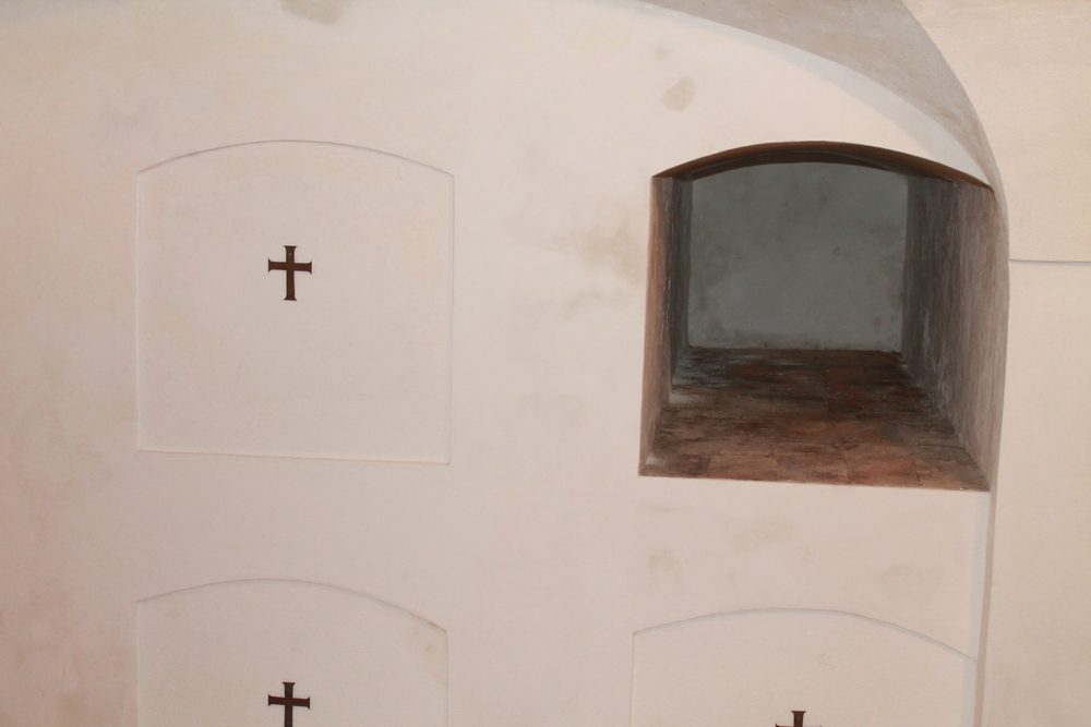 Leeres Columbarium in der Gruft der Pfarrkirche in Spital am Pyhrn.