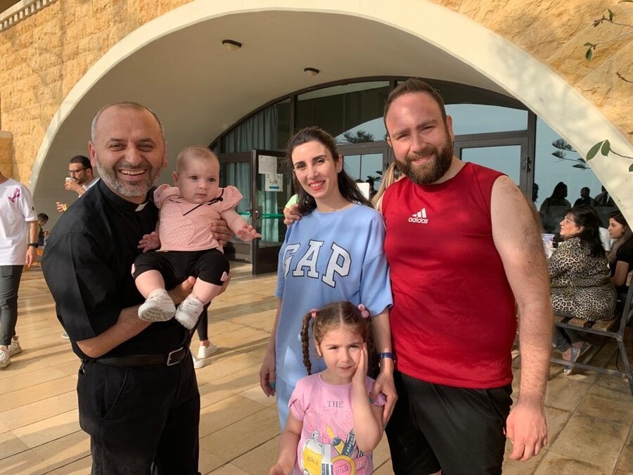 Christina mit ihrer Familie und Pater Simon Zakerian SDB vor dem Don Bosco Zentrum in Beirut. / Don Bosco MOR Christina mit ihrer Familie und Pater Simon Zakerian SDB vor dem Don Bosco Zentrum in Beirut.