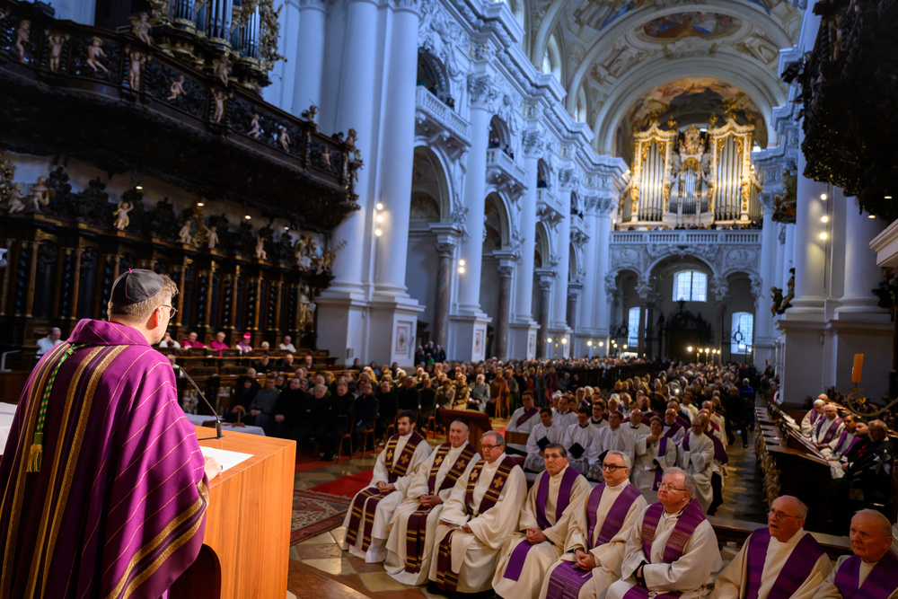 Zahlreiche Äbte und viele weitere Ordensvertreterinnen und Vertreter aus ganz Österreich nahmen an dem festlichen Gottesdienst teil. / Team Fotokerschi/Werner Kerschbaummayr Zahlreiche Äbte und viele weitere Ordensvertreterinnen und Vertreter aus ganz Österreich nahmen an dem festlichen Gottesdienst teil.