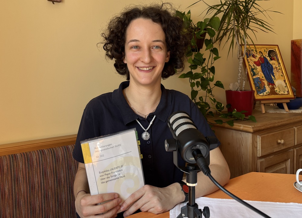 Sr. Jana Roschitz mit der Enzyklika Laudato Si