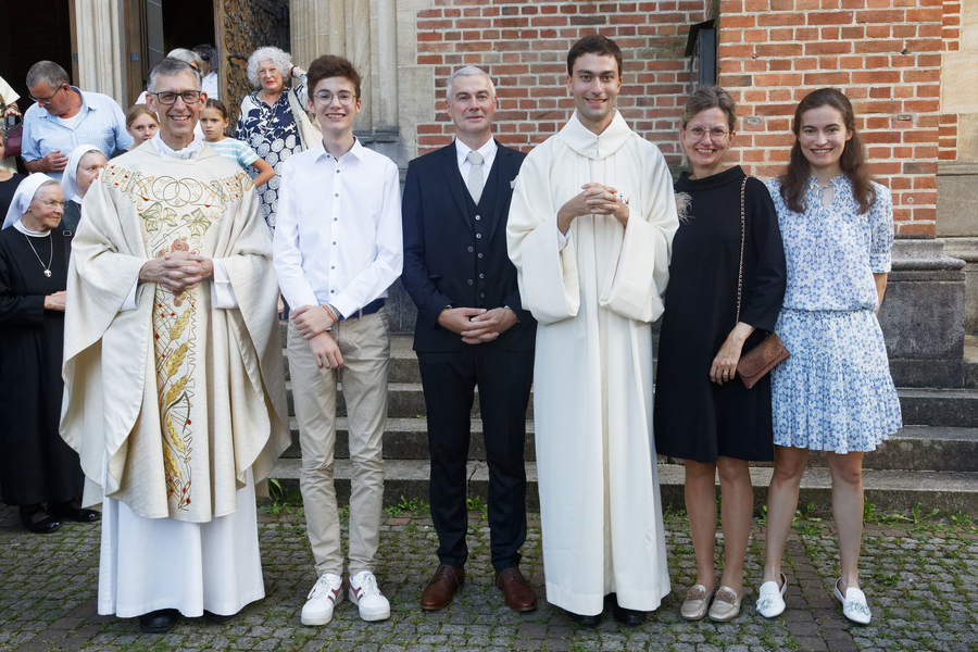 Im Beisein von Familie und Freunden aus Belgien und den Niederlanden empfing Fr. Jonas Peeters den weißen Chormantel. / Josef Güfel Im Beisein von Familie und Freunden aus Belgien und den Niederlanden empfing Fr. Jonas Peeters den weißen Chormantel.