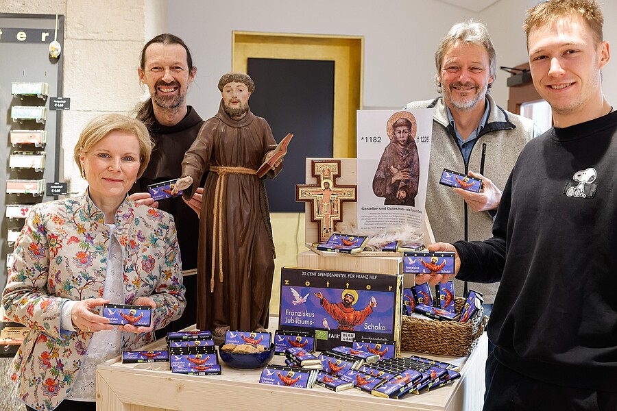 Bei der Präsentation der Franziskus-Jubiläums-Schokolade (v.l.): Gertraud Schaller-Pressler (Kirchen Kultur Graz), P. Andreas Holl (Guardian der Franziskaner in Graz), Peter und Albin Linzbichler (Linzbichlers Zotter).