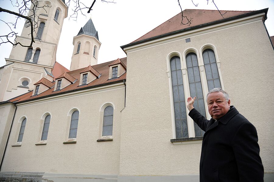 Pfarrer P. Hermann Sandberger zeigt jenen Teil der Kirche, der am 20. März 1945 am stärksten zerstört wurde.