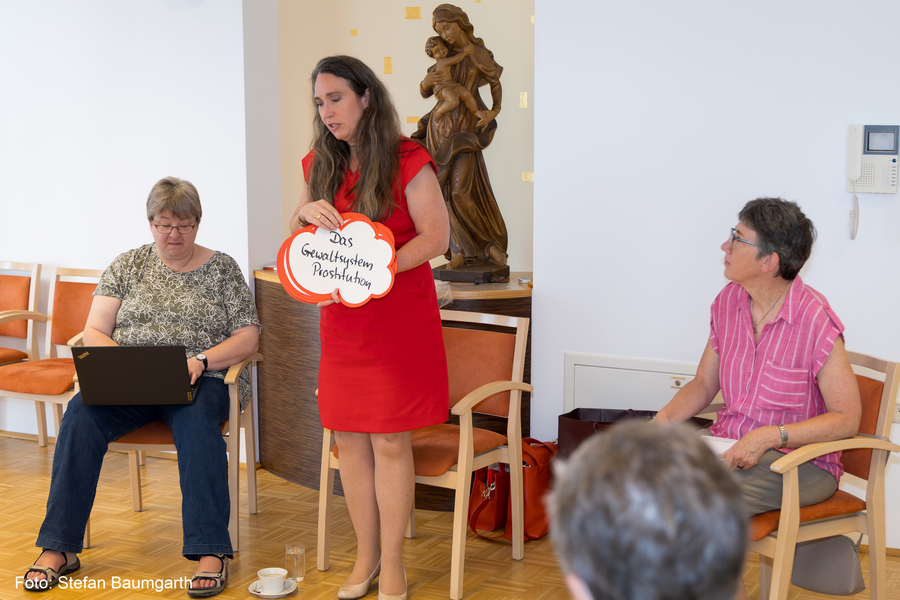 Inge Bell gab den Teilnehmerinnen des Treffens Impulse für ihren Einsatz gegen Frauenhandel mit.
