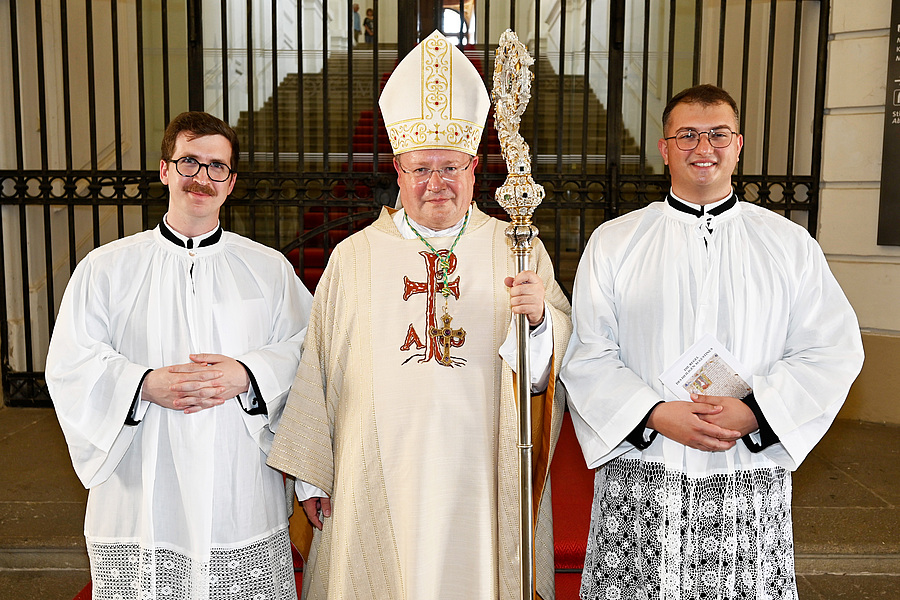 Anton Gliebe, Propst Anton Höslinger und Jona Capobianco (v.l.) nach dem Ablegen der Einfachen Profess.