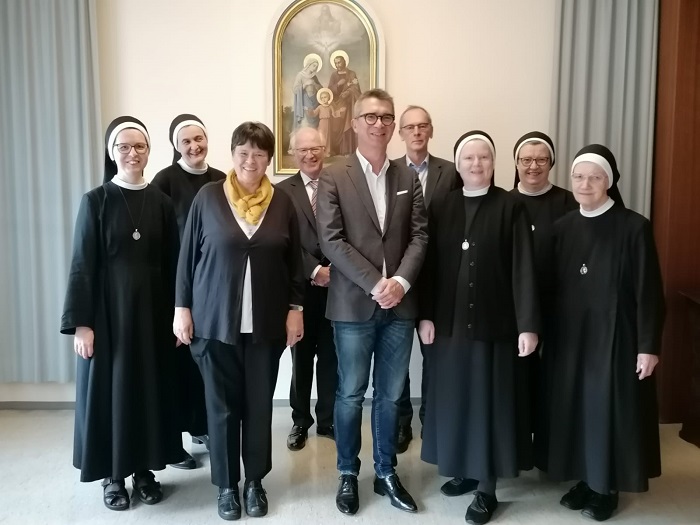 Die CS Caritas Socialis und die Borromäerinnen gingen eine Kooperation ein. Hier zu sehen: Klaus Rosino, Geschäftsführer der St. Carolus GmbH, die Gesellschafter der Kongregation der Barmherzigen Schwestern des Hl. Karl Borromäus sowie der Stiftungsv / CS Caritas Socialis Die CS Caritas Socialis und die Borromäerinnen gingen eine Kooperation ein. Hier zu sehen: Klaus Rosino, Geschäftsführer der St. Carolus GmbH, die Gesellschafter der Kongregation der Barmherzigen Schwestern des Hl. Karl Borromäus sowie der Stiftungsv