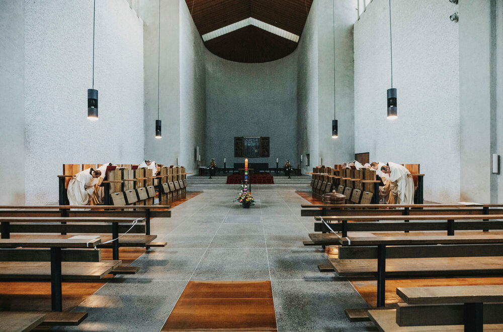 Abb. 8: Der Konvent von Wettingen-Mehrerau beim Chorgebet in der neuen Abteikirche von 1965. © Angela Lamprecht / © Angela Lamprecht Abb. 8: Der Konvent von Wettingen-Mehrerau beim Chorgebet in der neuen Abteikirche von 1965. © Angela Lamprecht