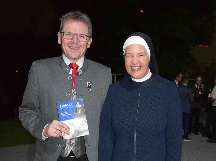 Herbert Berger, Bürgermeister in Wenigzell, und Generaloberin Sr. Mirjam Schmedler mit der neuen Broschüre. / CCIM Vorau Herbert Berger, Bürgermeister in Wenigzell, und Generaloberin Sr. Mirjam Schmedler mit der neuen Broschüre.