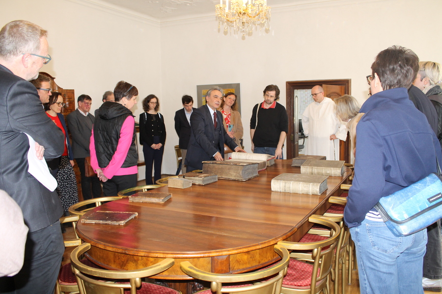 Im Rahmen des Kolloquiums wurde auch eine Führung durch den Wiener Dominikanerkonvent angeboten. Dabei konnten sie zum Beispiel im Kapitelsaal bei einer Handschriften- und Inkunabelpräsentation ausgewählte historische Dokumente in Augenschein nehmen.