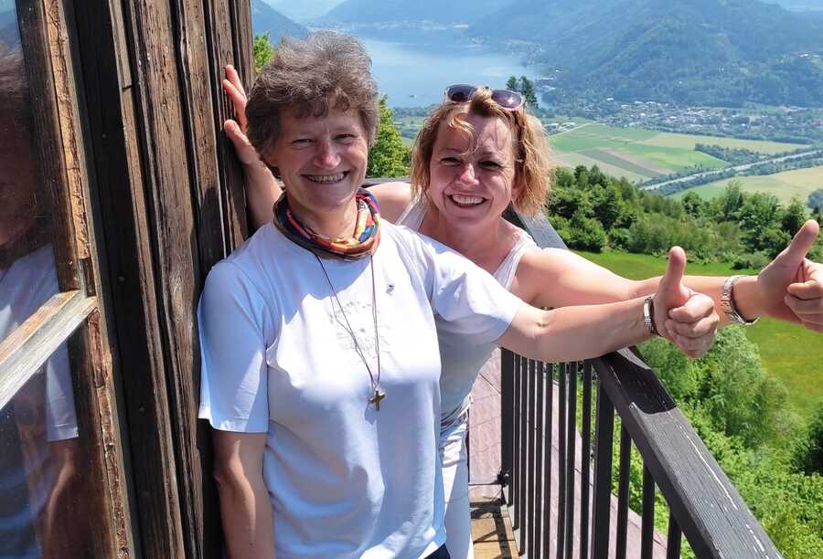 Sr. Monika Maria Pfaffenlehner und Elisabeth Klösch (v.l.) begleiten die Teilnehmer:innen durch die Fastenwochen im Kloster Wernberg. / Kloster Wernberg Sr. Monika Maria Pfaffenlehner und Elisabeth Klösch (v.l.) begleiten die Teilnehmer:innen durch die Fastenwochen im Kloster Wernberg.