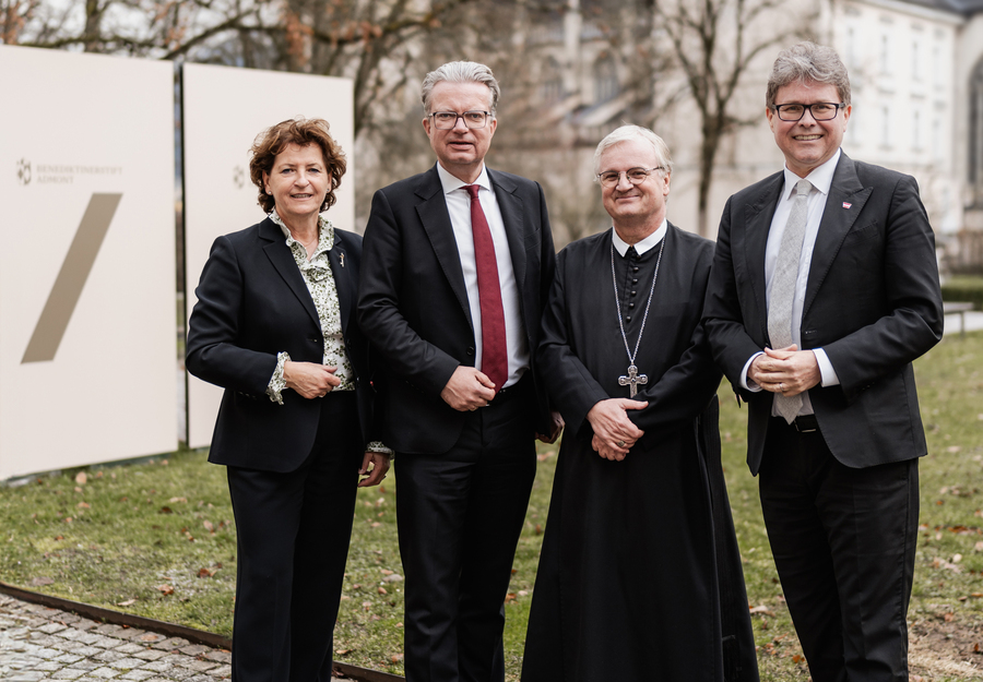 Abt Gerhard Hafner (3.v.l.) begrüßte zum Festakt und Gottesdienst auch Landesrätin Ursula Lackner, Landeshauptmann Christoph Drexler und Bildungsminister Martin Polaschek (v.l.). / bine photography Abt Gerhard Hafner (3.v.l.) begrüßte zum Festakt und Gottesdienst auch Landesrätin Ursula Lackner, Landeshauptmann Christoph Drexler und Bildungsminister Martin Polaschek (v.l.).