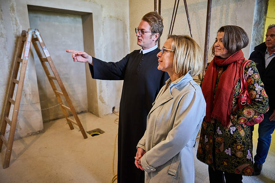 Beim Rundgang durch die Stiftsbibliothek Melk konnten sich die Mitglieder des Kuratoriums vom Fortschritt der Restaurierung überzeugen.