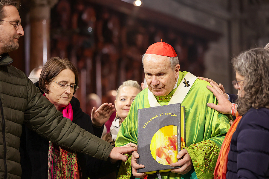 Elf Männer und Frauen bildeten am Ende des Gottesdienstes stellvertretend für die Erzdiözese Wien einen Kreis um ihren scheidenden Erzbischof und segneten ihn. / Erzdiözese Wien/Schönlaub Elf Männer und Frauen bildeten am Ende des Gottesdienstes stellvertretend für die Erzdiözese Wien einen Kreis um ihren scheidenden Erzbischof und segneten ihn.
