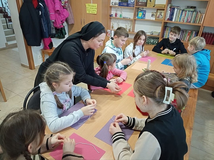 Die Nöte und Bedürfnisse der Familien in der Ukraine sind unterschiedlich. Die Missionsschwestern vom heiligsten Erlöser helfen mit verschiedenen Angeboten. / MSsR Die Nöte und Bedürfnisse der Familien in der Ukraine sind unterschiedlich. Die Missionsschwestern vom heiligsten Erlöser helfen mit verschiedenen Angeboten.